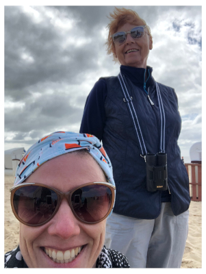 Portrait von Sonja und Heidegret Eikmeier auf dem Strand von Sahlenburg
