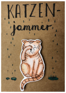 Comicartige Zeichnung einer Katze, die weint und eine Pfote über ihr Auge legt; 
          darüber ist der Schriftzug 'Katzenjammer' sowie Illustrationen von Tränen, die herunterfallen und sich am unteren Bildrand in drei kleinen Pfützen sammeln